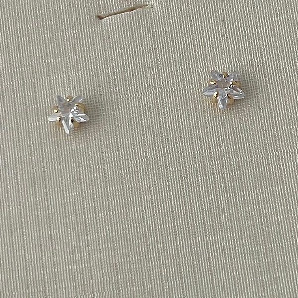 Brinco ponto de luz formato estrela P em banho de ouro 18k