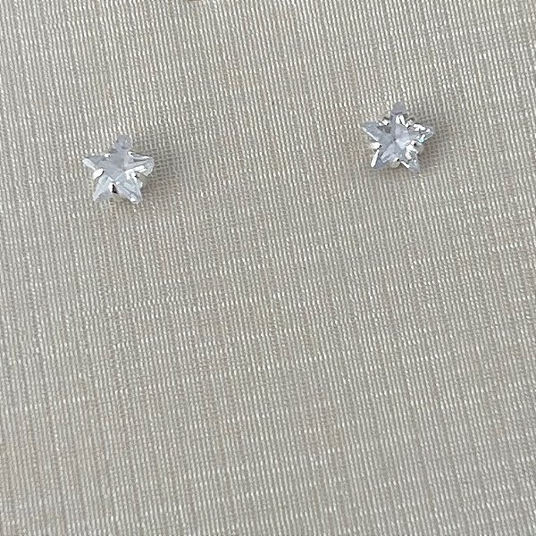 Brinco ponto de luz formato estrela P em banho de prata silver