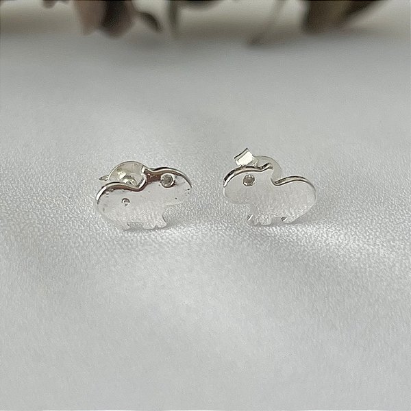 Brinco infantil de capivara em banho de prata silver