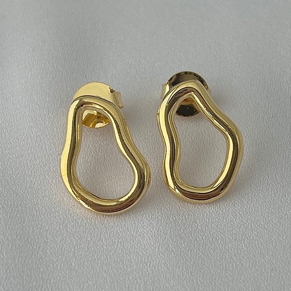 Brinco orgânico vazado em banho de ouro 18k