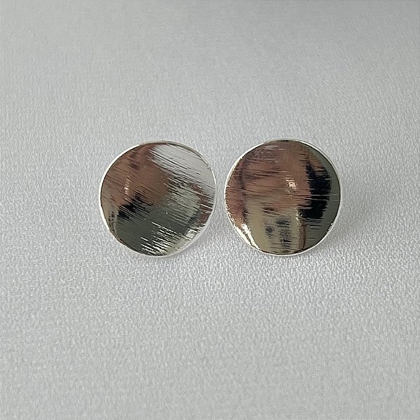 Brinco tipo moeda em banho de prata silver