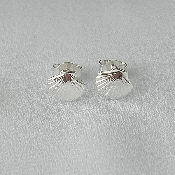 Brinco infantil de concha em banho de prata silver
