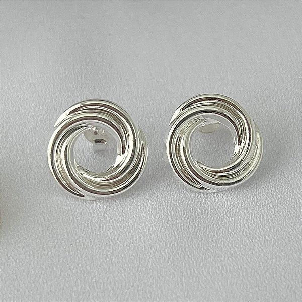 Brinco redondo trançado vazado em banho prata silver