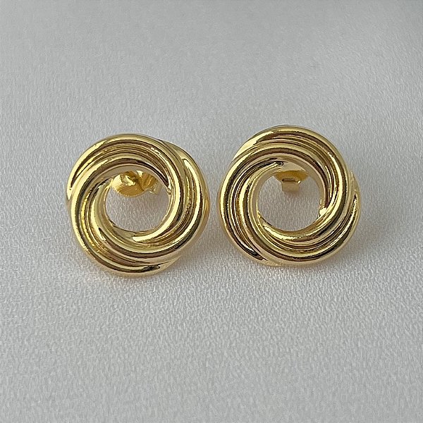 Brinco redondo trançado vazado em banho de ouro 18k