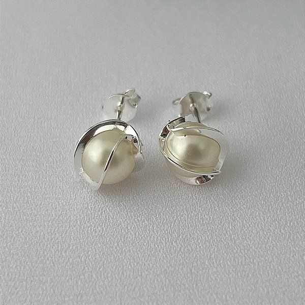 Brinco de pérola entrelaçada em banho de prata silver