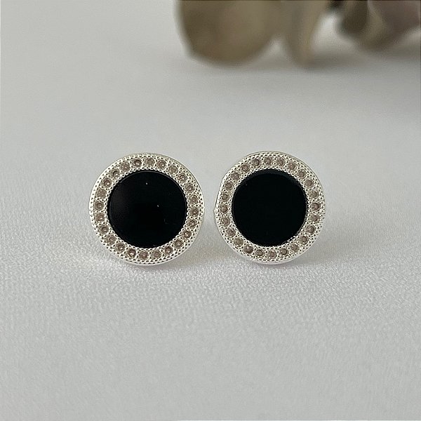 Brinco preto redondo cravejado em banho de prata silver