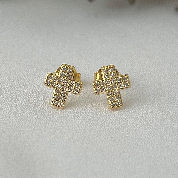 Brinco crucifixo cravejado em banho de ouro 18k