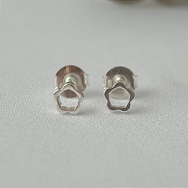 Brinco mini flor vazado em banho de prata silver