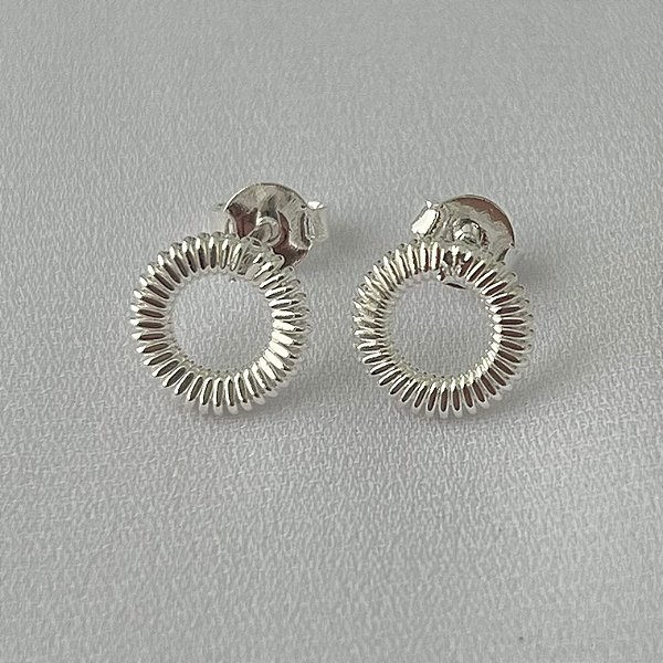 Brinco tipo mola P em banho de prata silver