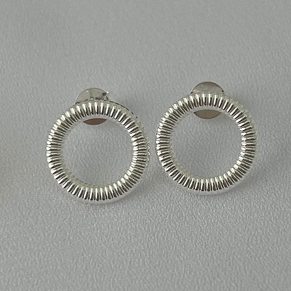 Brinco tipo mola M em banho de prata silver