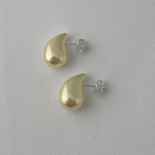 Brinco de gota em madrepérola em banho de prata silver