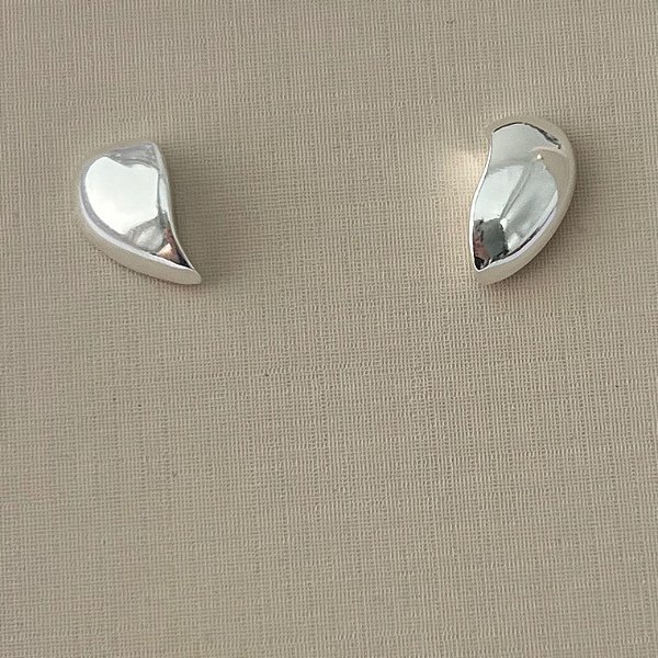 Brinco meio coração liso em banho de prata silver