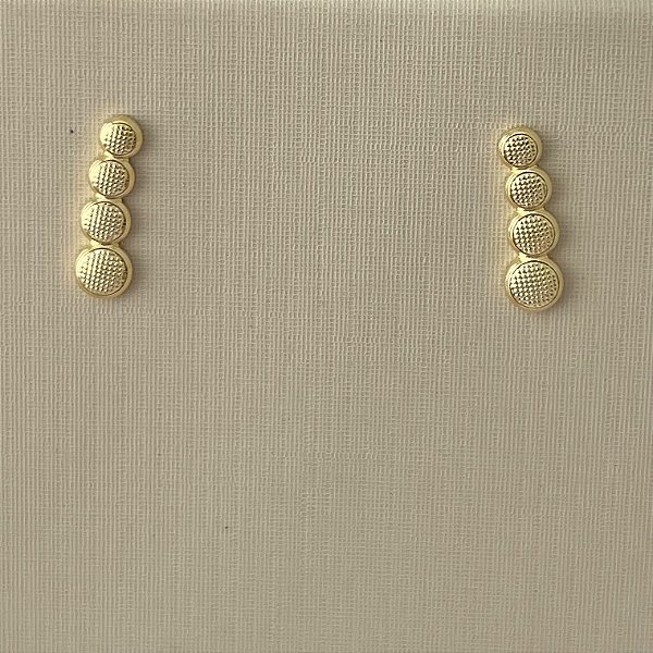 Brinco quatro bolinhas em banho de ouro 18k