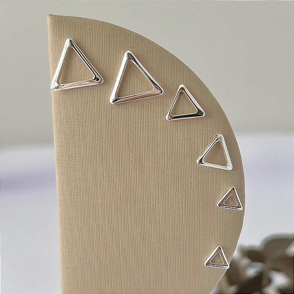 Trio de brincos formato triângulos vazados em banho de prata silver