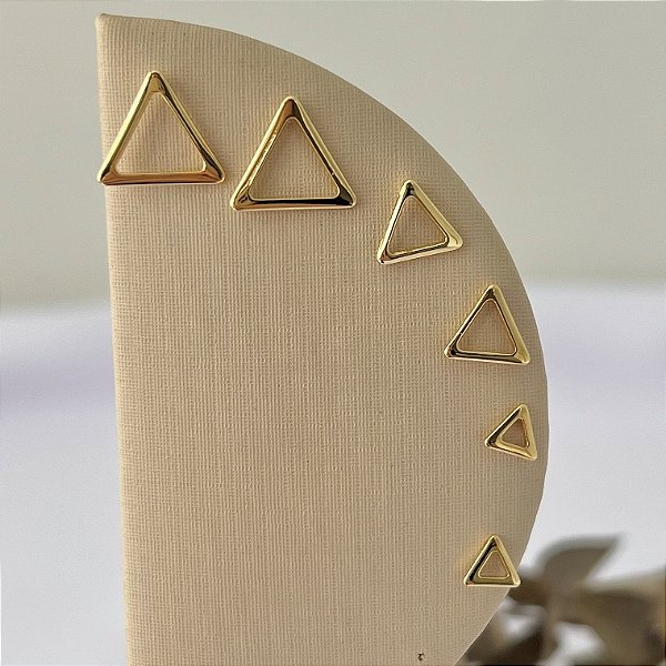 Trio de brincos formato triângulos vazados em banho de ouro 18k