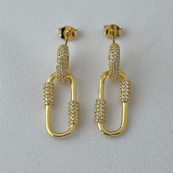 Brinco tipo mosquetão em banho de ouro 18k