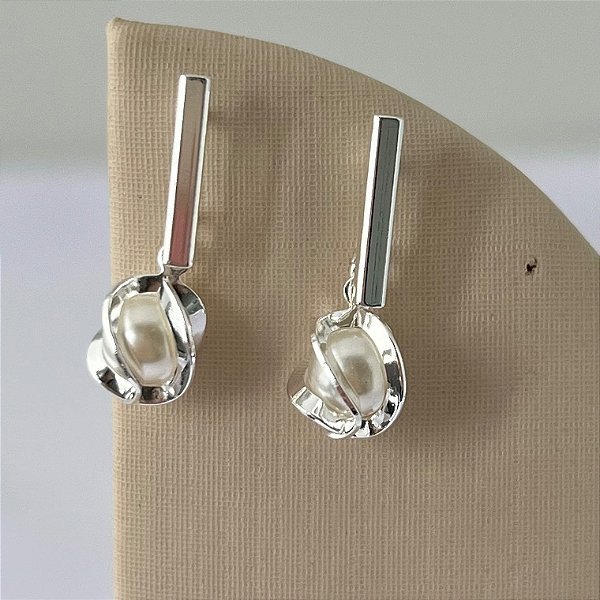 Brinco de pérola entrelaçada pendurada em banho de prata silver