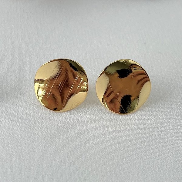 Brinco tipo moeda orgânico em banho de ouro 18k