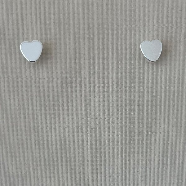 Brinco mini coração em banho de prata silver