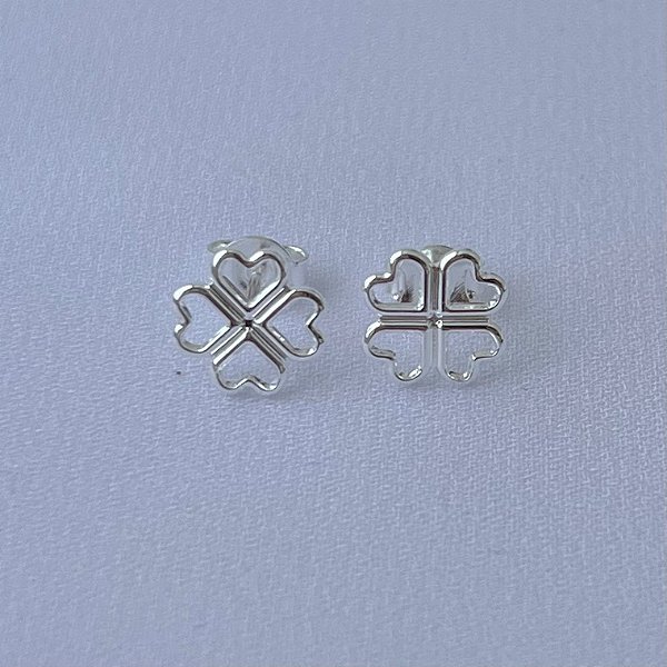 Brinco de trevo de quatro folhas vazado em banho de prata silver