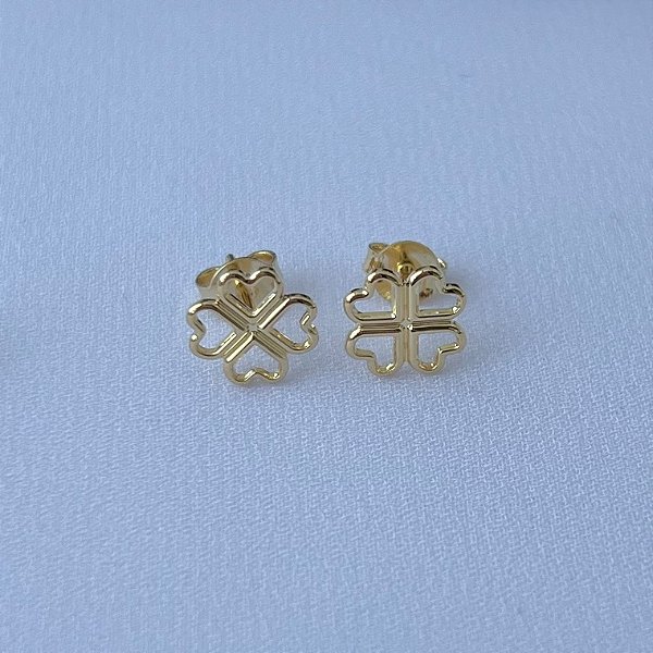 Brinco de trevo de quatro folhas vazado em banho de ouro 18k