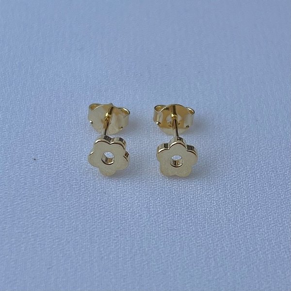 Brinco mini flor em banho de ouro 18k