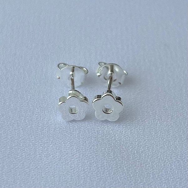Brinco mini flor em banho de prata silver