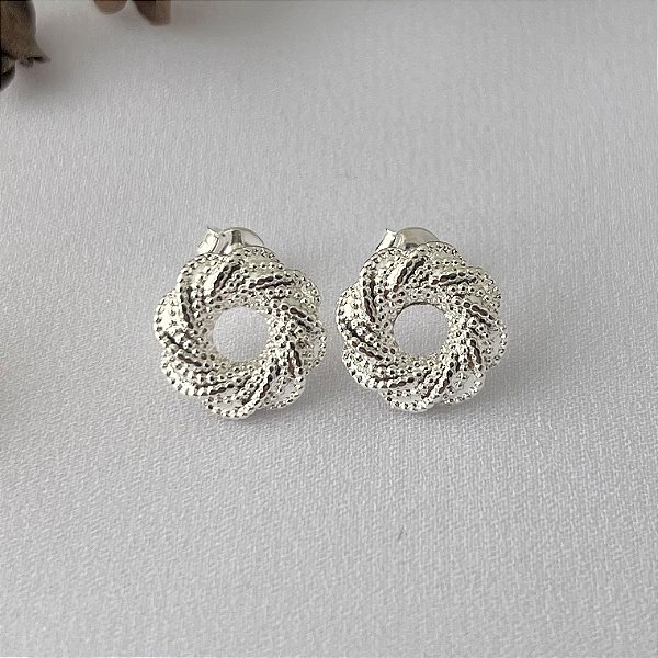 Brinco espiral texturizado em banho de prata silver