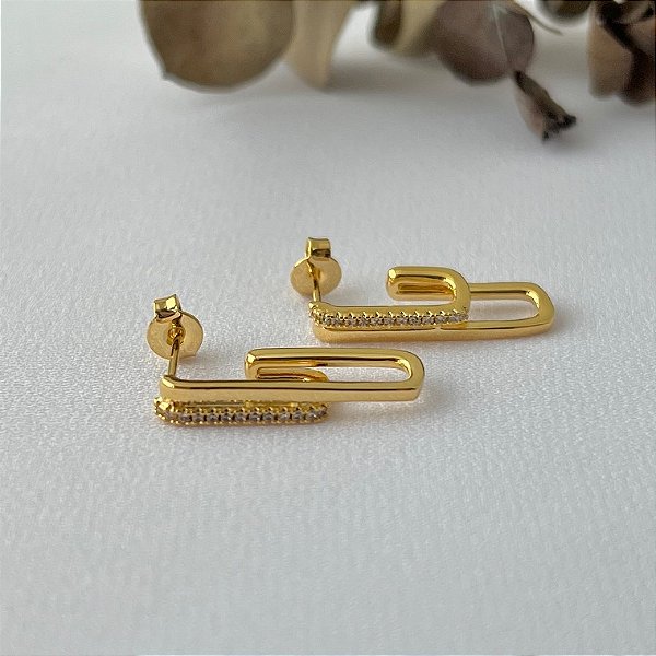 Brinco duas colunas lisa e cravejada em banho de ouro 18k