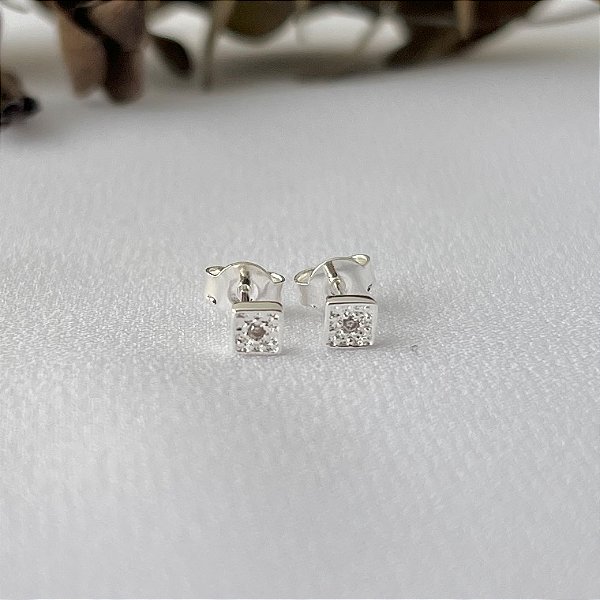 Brinco mini quadrado cravejado em banho de prata silver