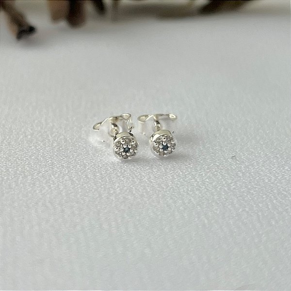 Brinco mini bolinha cravejada em banho de prata silver