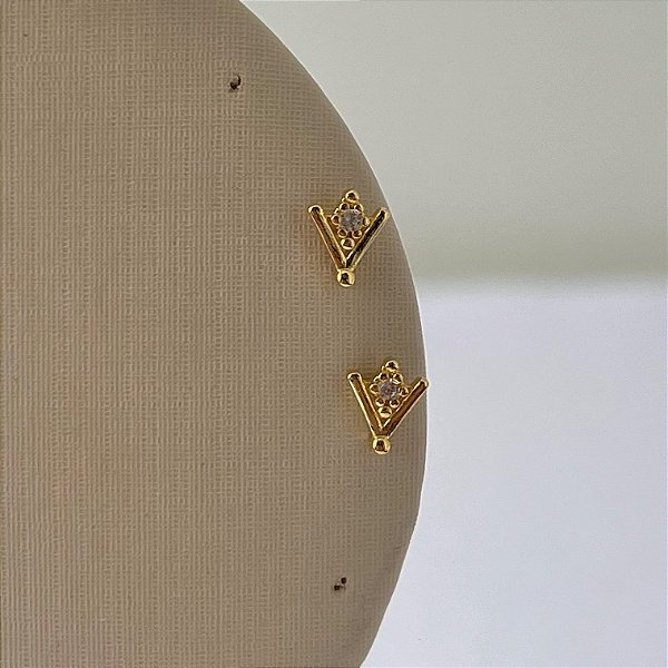 Brinco mini V cravejada em banho de ouro 18k
