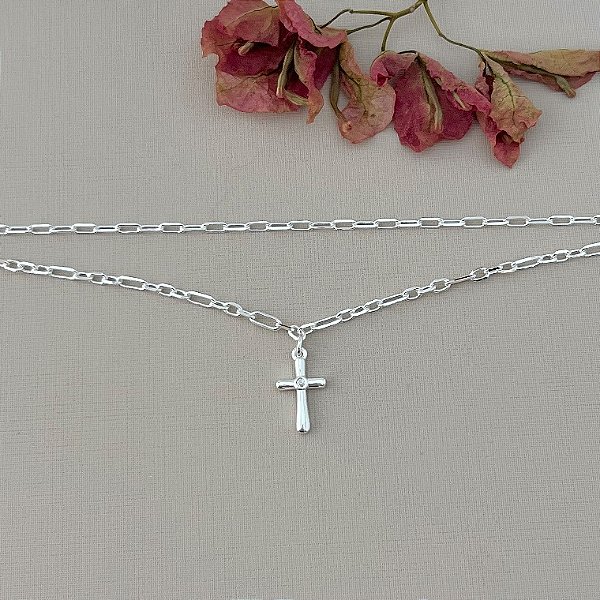 Pulseira dupla com pingente de cruz em banho de prata silver
