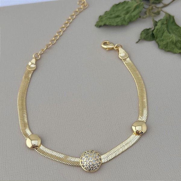 Pulseira fita com bolas lisas e cravejada em banho de ouro 18k