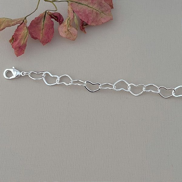 Pulseira de corações vazados em banho de prata silver