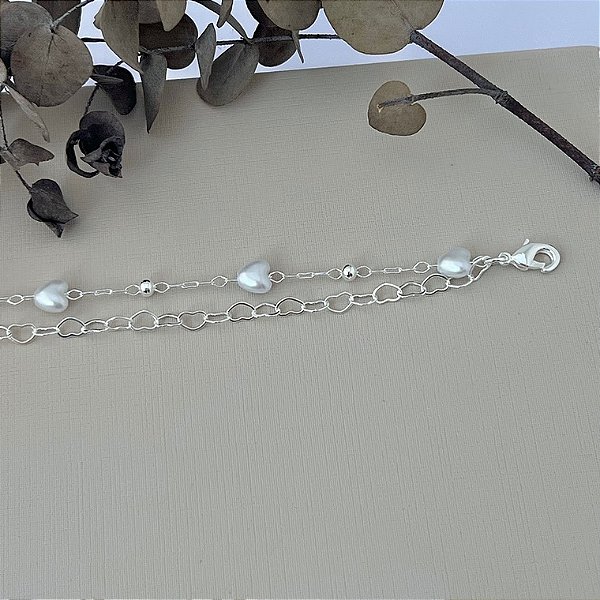 Pulseira dupla de corações vazados e pérolas em banho de prata silver
