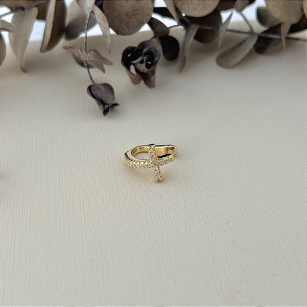Piercing fake de cruz cravejada em banho de ouro 18k