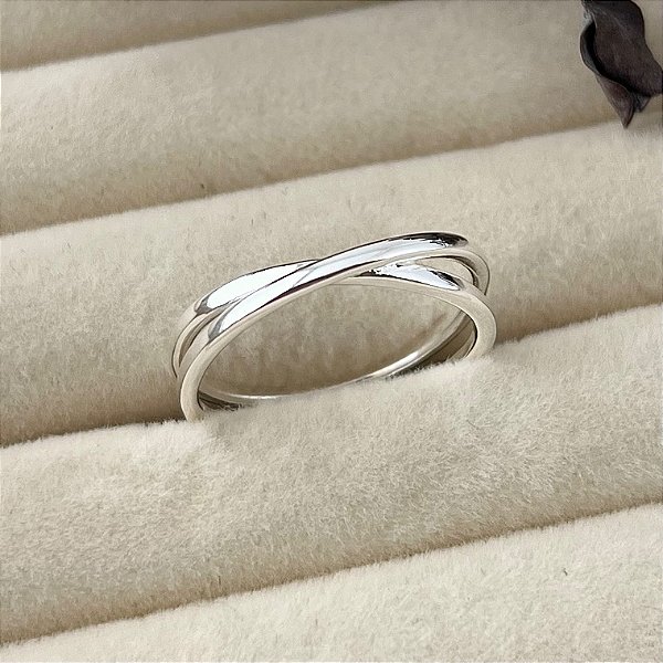Anel aro 23 entrelaçado liso em banho de prata silver