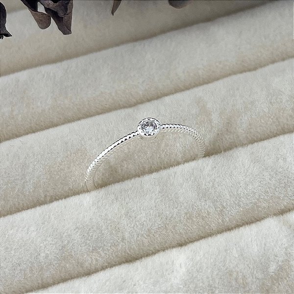 Anel aro 15,5 mini ponto de luz em banho de prata silver