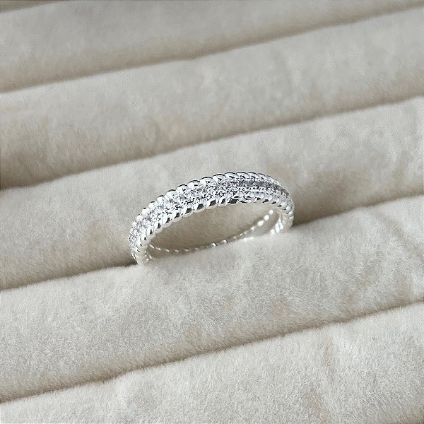 Anel aro 15,5 texturizado laterais e meio cravejado em banho de prata silver