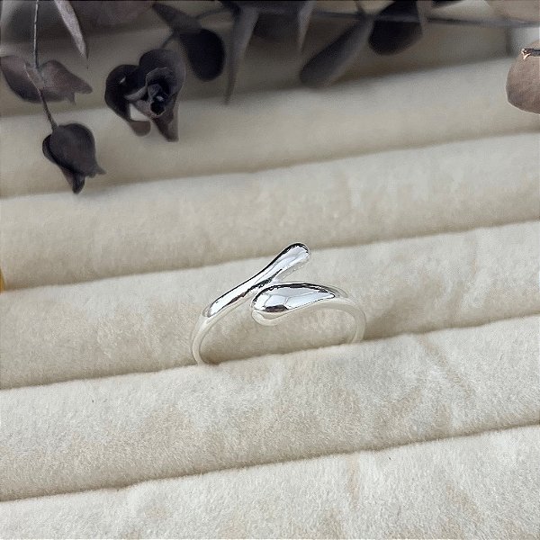 Anel aro 23 gotas entrelaçadas em banho de prata silver