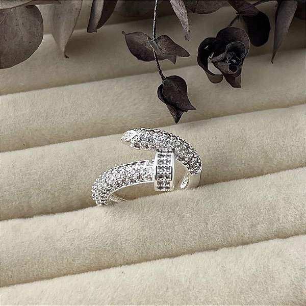 Anel aro 10 prego G cravejado em banho de prata silver