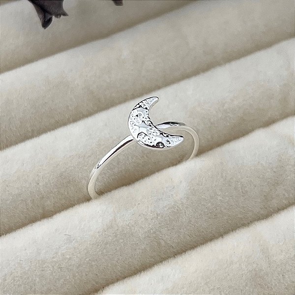 Anel aro 16 lua texturizada em banho de prata silver