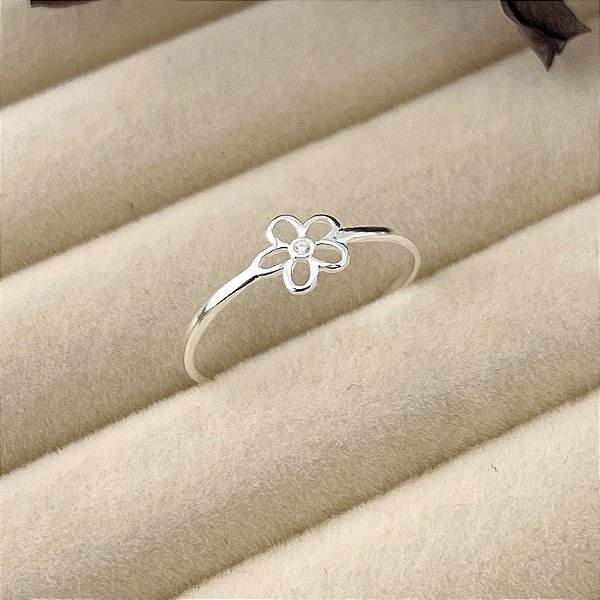 Anel flor vazada em banho de prata silver