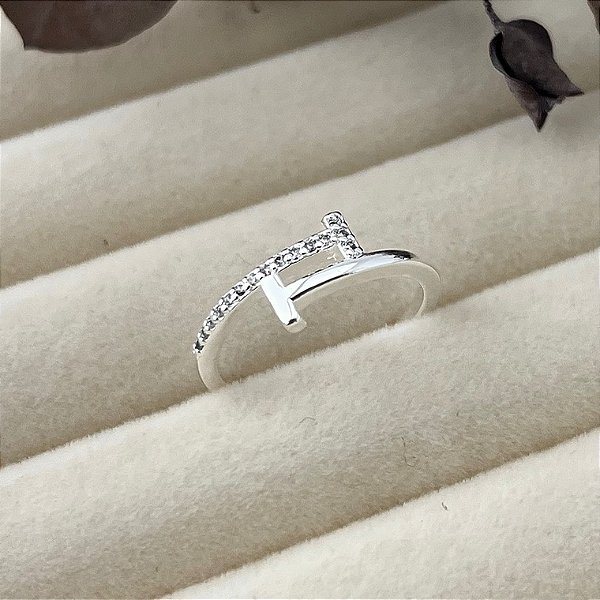 Anel aro 13 formato T entrelaçados liso e cravejado em banho de prata silver