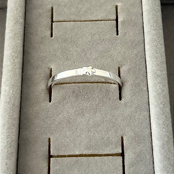 Anel aro 18 mini flor em banho de prata silver