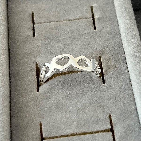 Anel aro 26 corações vazados em banho de prata silver