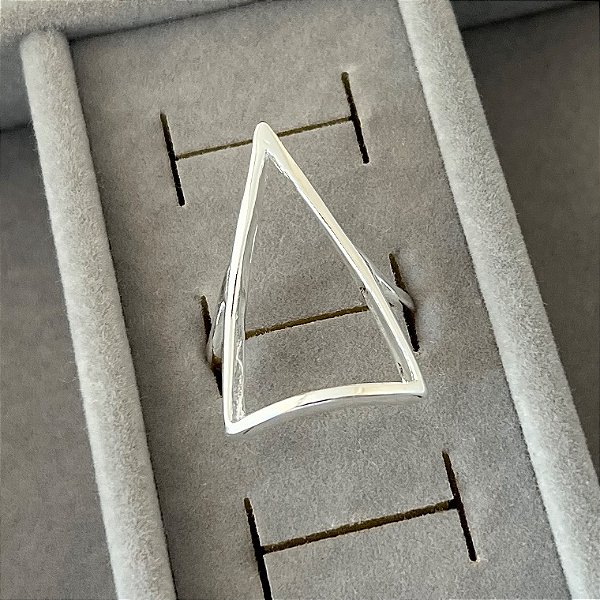 Anel aro 18,5 triangulo vazado em banho de prata silver