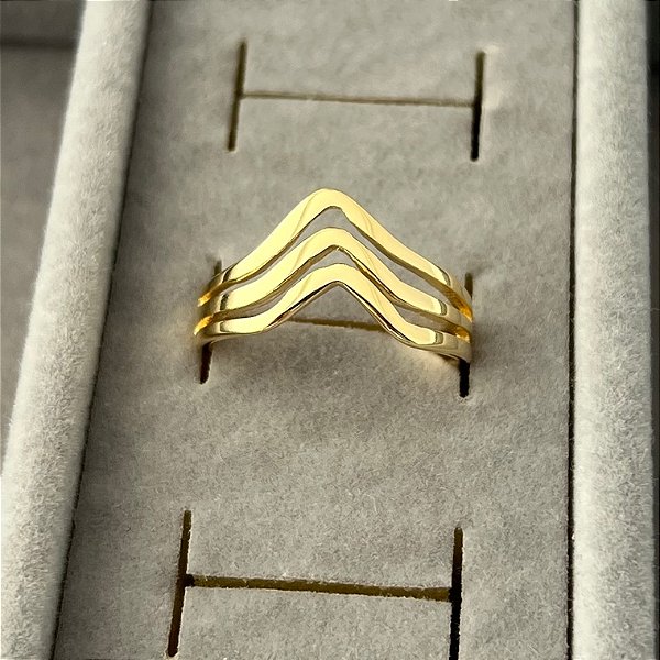 Anel aro 17 V três fileiras em banho de ouro 18k