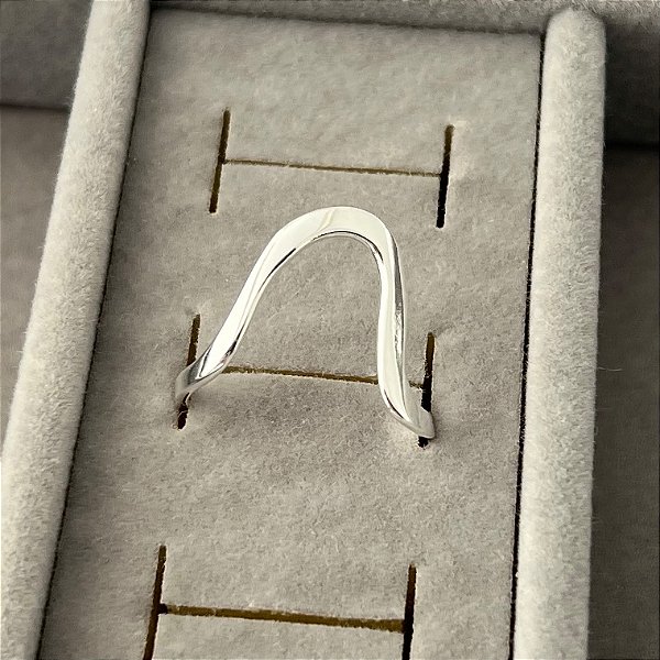 Anel onda aro 18,5 em banho de prata silver